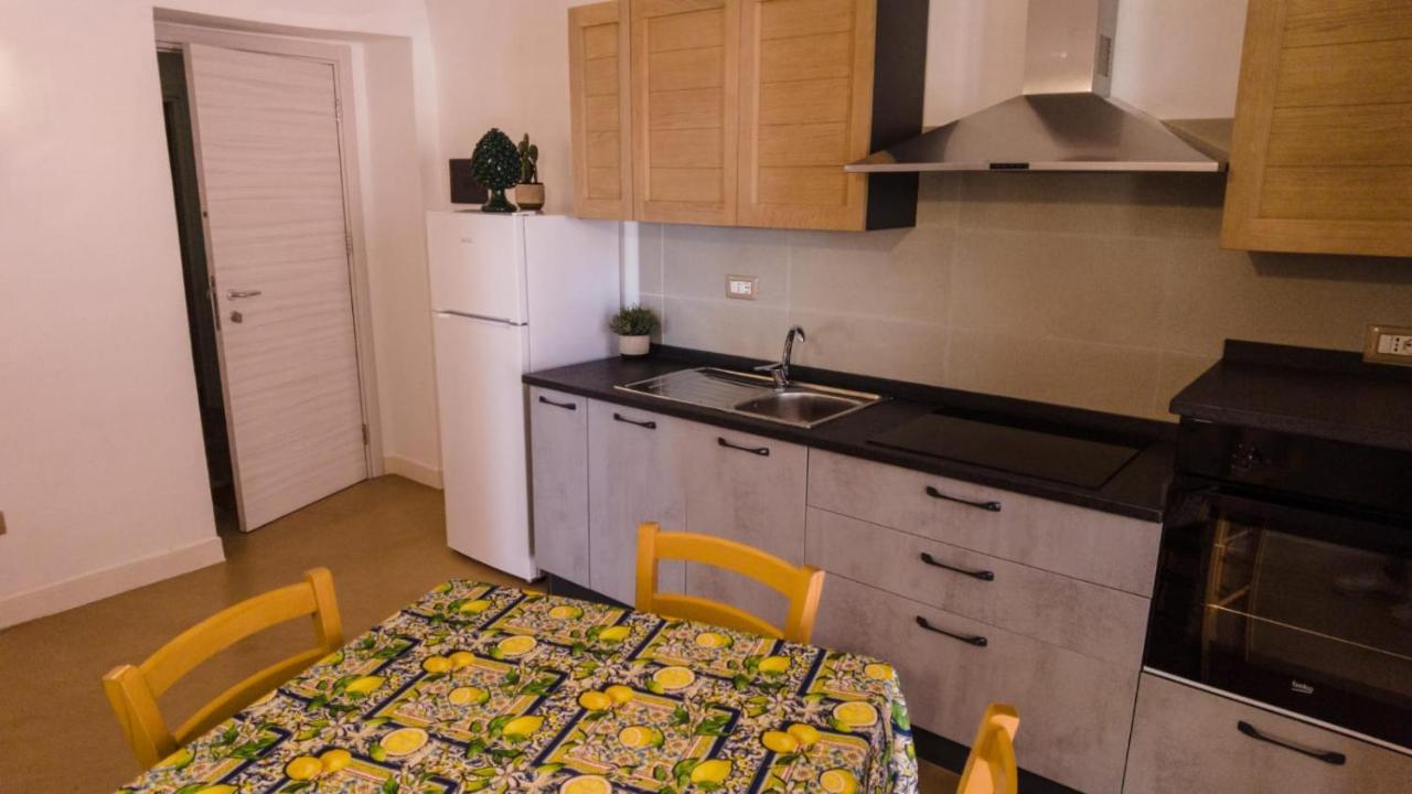 111 Apartments & Rooms Patti Esterno foto