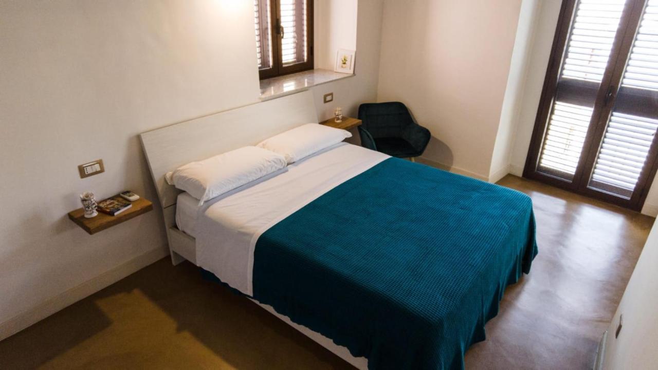 111 Apartments & Rooms Patti Esterno foto
