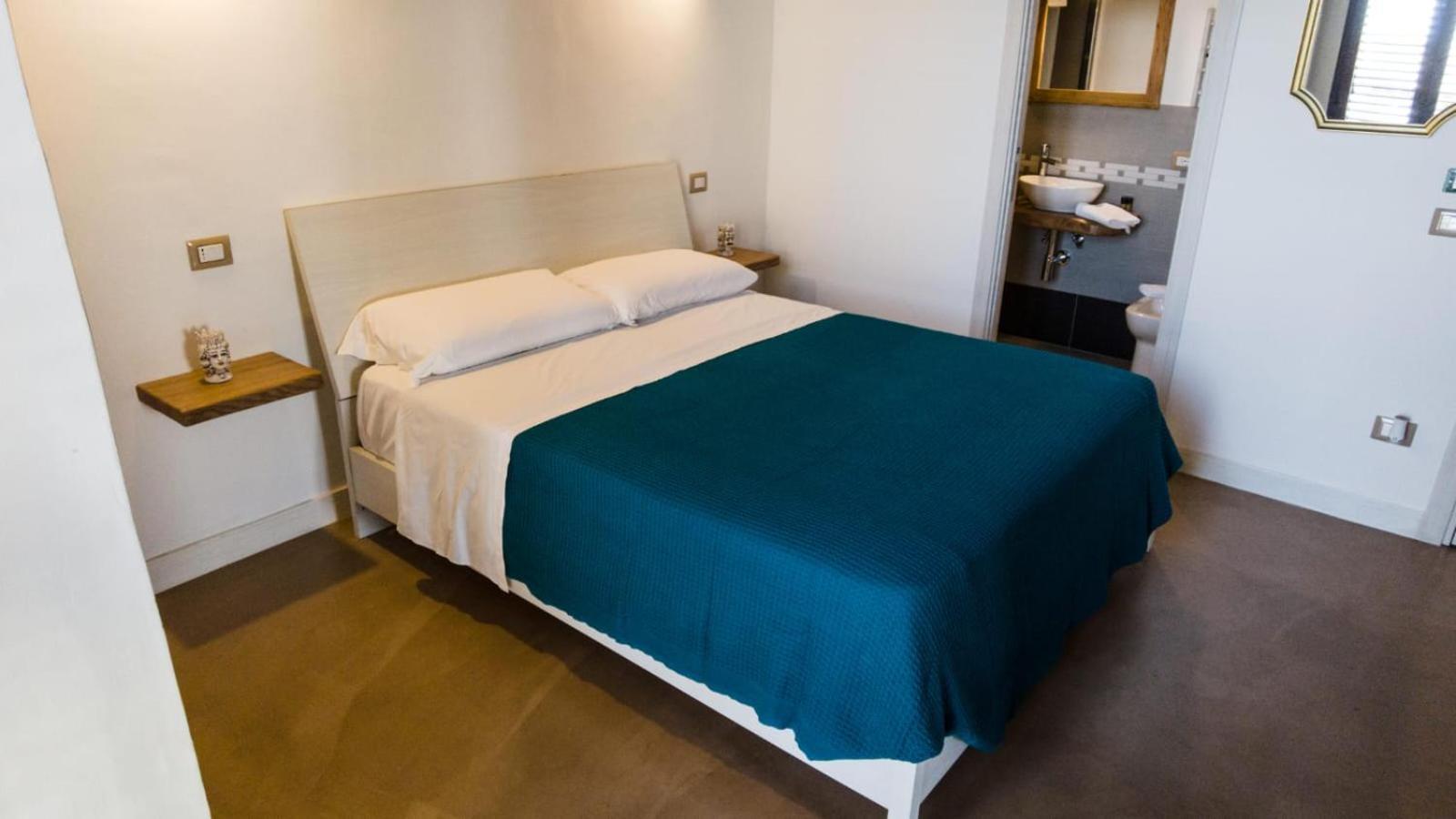 111 Apartments & Rooms Patti Esterno foto
